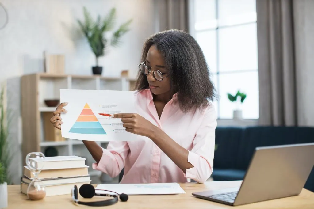 African female teacher leading video lesson from home · Fotografía de Envato Elements