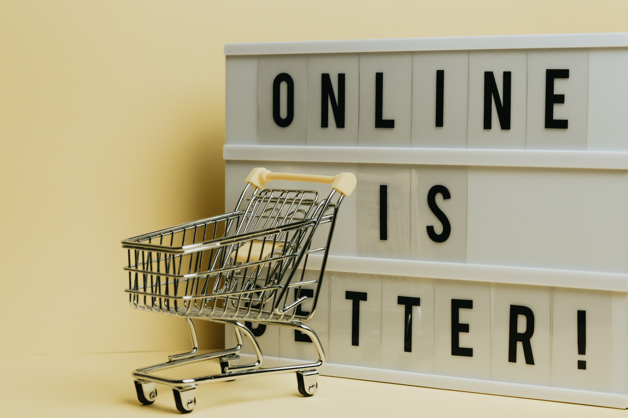 Online is better sign, commercial shot, e-commerce concept, shop cart with a pastel - Fotografía de Envato Elements