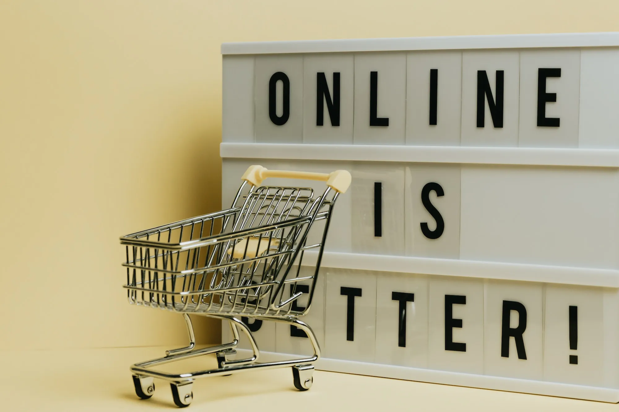 Online is better sign, commercial shot, e-commerce concept, shop cart with a pastel - FotografÃa de Envato Elements