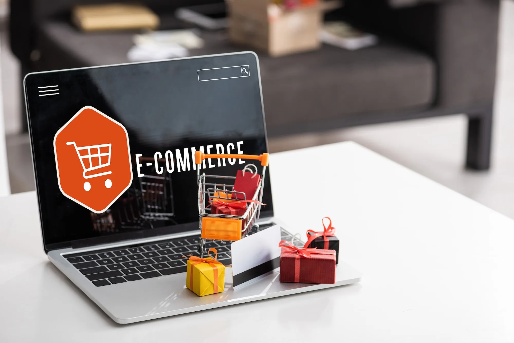 Toy gift boxes and credit card on laptop with e-commerce lettering on table - FotografÃa de Envato Elements