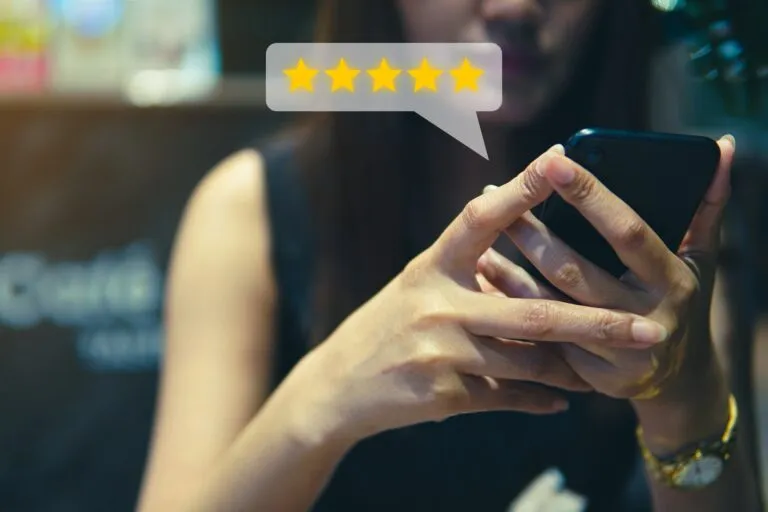 Google My Business, esa red desconocida.Customer review good rating concept, people use smartphone with five star icon, positive costume