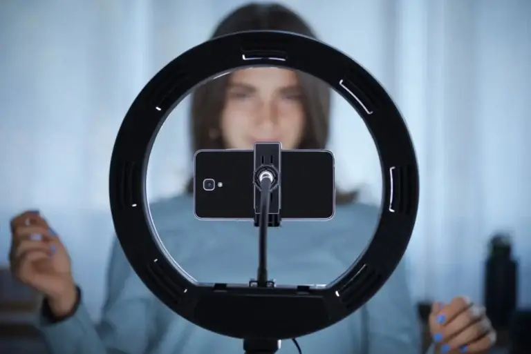 5 Tips para videos en RRSS. Young woman live streaming a video